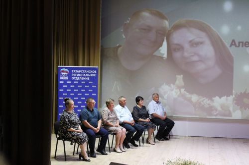 8 июля в районном Доме культуры прошло мероприятие в честь Дня семьи, любви и верности (фоторепортаж)