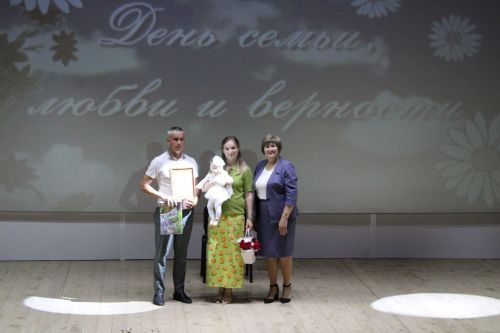 8 июля в районном Доме культуры прошло мероприятие в честь Дня семьи, любви и верности (фоторепортаж)