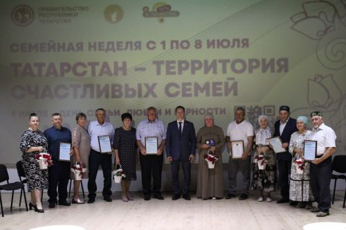 8 июля в районном Доме культуры прошло мероприятие в честь Дня семьи, любви и верности (фоторепортаж)