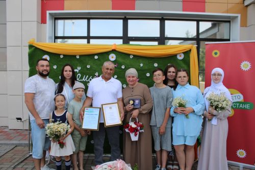 8 июля в районном Доме культуры прошло мероприятие в честь Дня семьи, любви и верности (фоторепортаж)