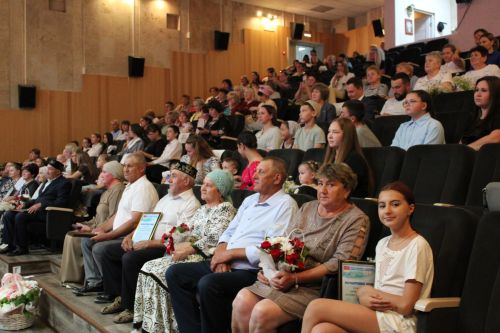 8 июля в районном Доме культуры прошло мероприятие в честь Дня семьи, любви и верности (фоторепортаж)