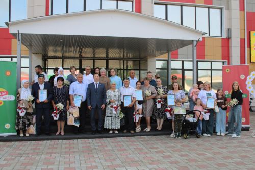 8 июля в районном Доме культуры прошло мероприятие в честь Дня семьи, любви и верности (фоторепортаж)