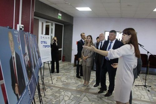 В Новошешминске открылась выставка «Отец Героя»