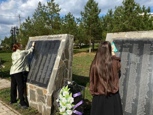 Волонтёры привели в порядок Сквер Победы в Новошешминске