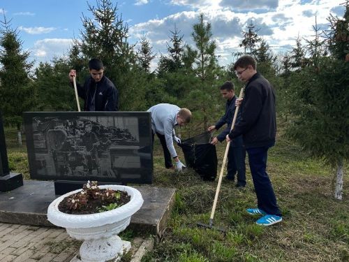 Волонтёры привели в порядок Сквер Победы в Новошешминске