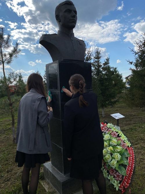 Волонтёры привели в порядок Сквер Победы в Новошешминске