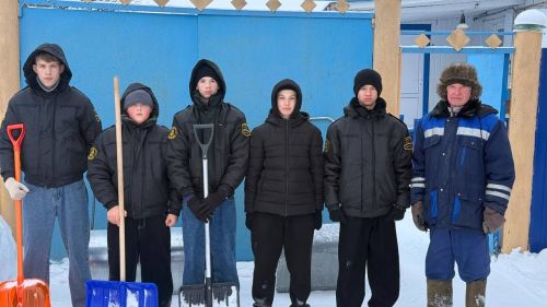 «Форпостовцы» помогают пожилым людям