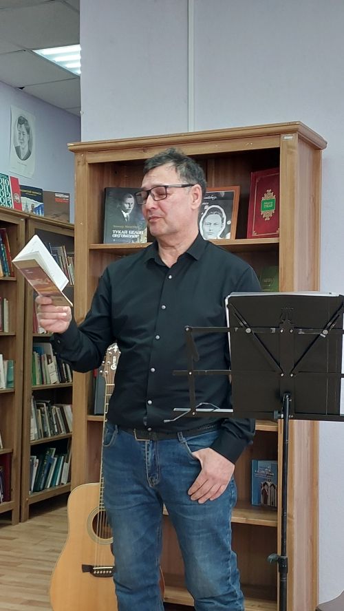 «Инвентаризация звёзд» в Новошешминске: творческая встреча с поэтом Радиком Ахунзяновым