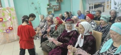 Доброе сердце детства: учащиеся Новошешминской начальной школы подарили праздник постояльцам дома-интерната