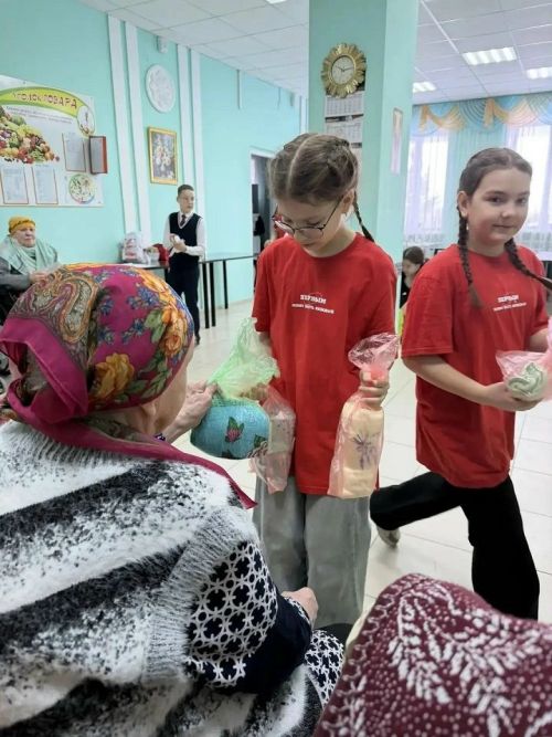 Доброе сердце детства: учащиеся Новошешминской начальной школы подарили праздник постояльцам дома-интерната
