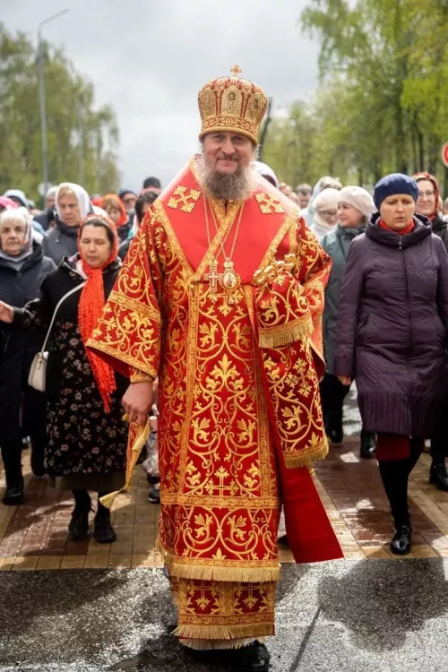 Епископ Пахомий поздравляет новошешминцев со Светлым праздником Пасхи