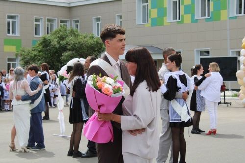 26 мая в Новошешминской гимназии прозвенел последний школьный звонок (фоторепортаж)