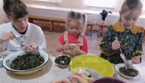 «Согреем сердца героев»: воспитанники Троицкого храма приготовили чай для бойцов