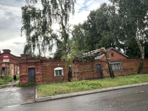 В Чистополе ликвидируют последствия ураганного ветра