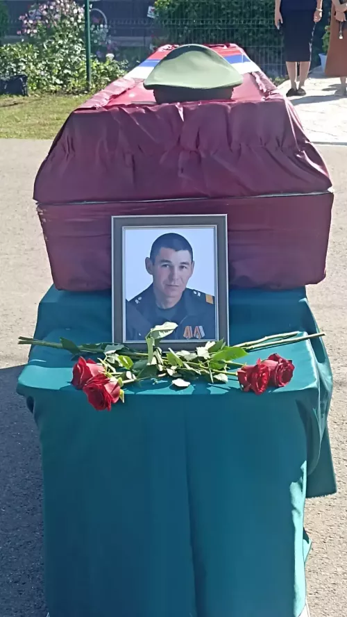 В селе Азеево простились с бойцом, погибшим в зоне СВО