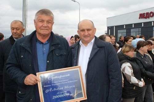 В Новошешминске открыли крытый ледовый дворец (фоторепортаж)