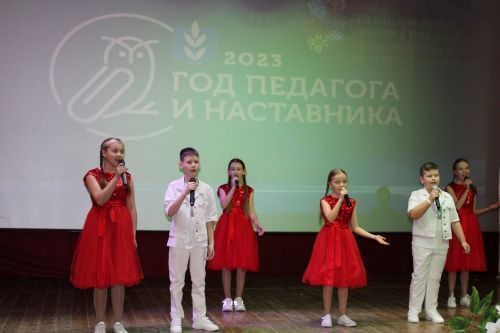В Новошешминском РДК прошла торжественная церемония открытия Года учителя и наставника в России и Года национальных культур в Татарстане (фоторепортаж)
