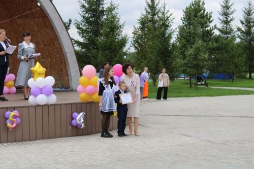 22 августа в Новошешминске прошла благотворительная акция «Помоги собраться в школу» (фоторепортаж)