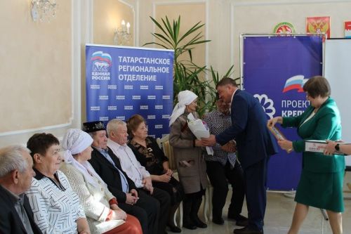 В преддверии Дня защитника Отечества в Новошешминском ЗАГС прошло чествование юбиляров и вручение паспортов