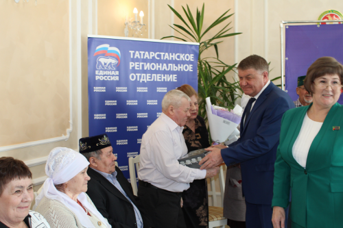 В преддверии Дня защитника Отечества в Новошешминском ЗАГС прошло чествование юбиляров и вручение паспортов