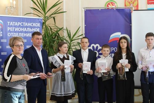 В преддверии Дня защитника Отечества в Новошешминском ЗАГС прошло чествование юбиляров и вручение паспортов