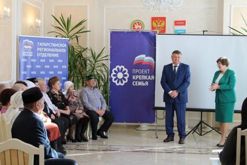 В преддверии Дня защитника Отечества в Новошешминском ЗАГС прошло чествование юбиляров и вручение паспортов