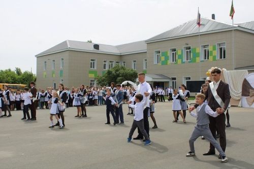 26 мая в Новошешминской гимназии прозвенел последний школьный звонок (фоторепортаж)