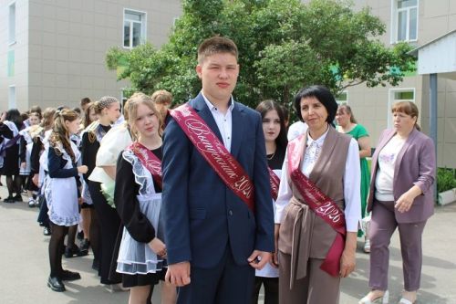 26 мая в Новошешминской гимназии прозвенел последний школьный звонок (фоторепортаж)