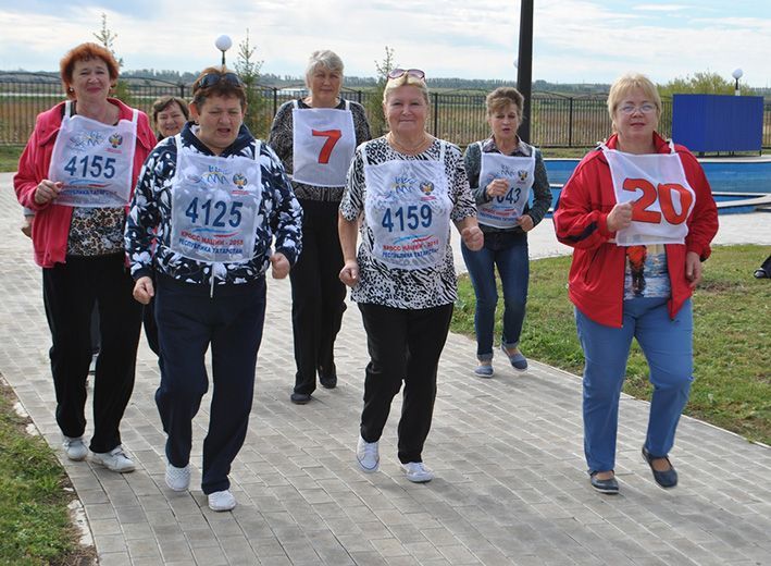 Каждое утро у  Новошешминского УСЗ «Олимп» можно увидеть дружную компанию женщин, занимающихся  скандинавской ходьбой