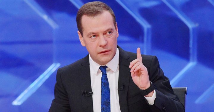 Медведев поручил усилить контроль над повышением цен на лекарства