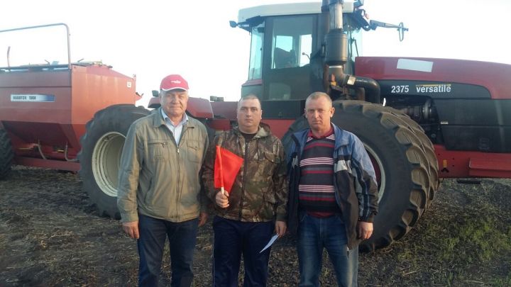 В Новошешминском сельхозуправлении подвели итоги первой пятидневки трудового соперничества механизаторов на весенне-полевых работах