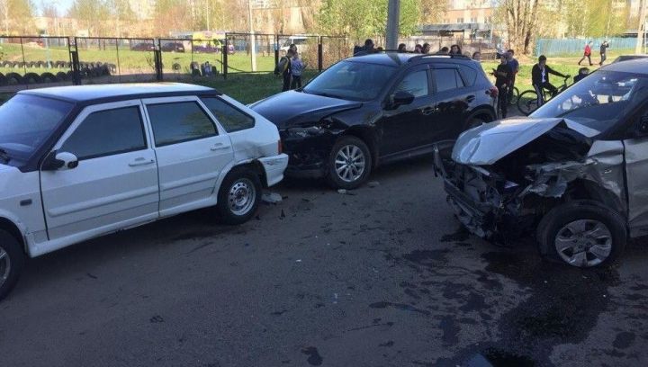 В Татарстане  пьяный водитель устроил ДТП с 10 авто и сбил пешехода