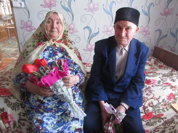 Пожилые супруги Габдулвалиевы из Простых Челнов в Международный день семьи отметили 70-летие совместной жизни