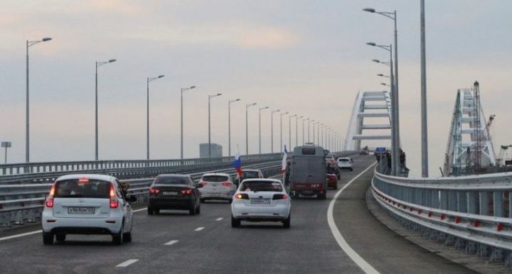 Транспортный поток на Крымском мосту побил суточный рекорд паромной переправы