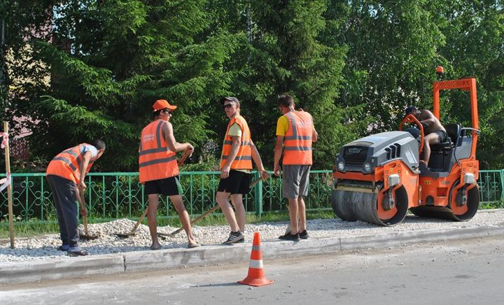На центральной улице Ленина в Новошешминске продолжается обновление тротуаров