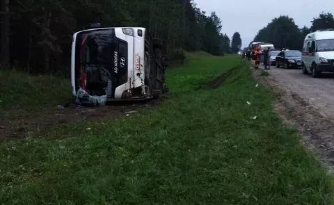 В Тверской области перевернулся экскурсионный автобус из Татарстана