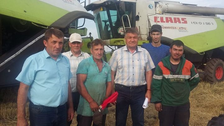 В Новошешминском районе  первую тысячу тонн зерна намолотил Владимир Гарев