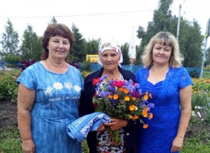 Ветеранов труда Слободы Петропавловской поздравили с юбилейным днем рождения