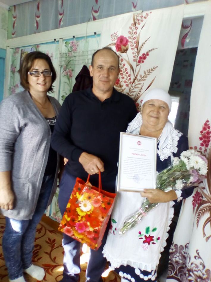 Сотрудники Просто-Челнинского СДК поздравили  Миннегаян Яруллину с 70-летним юбилеем