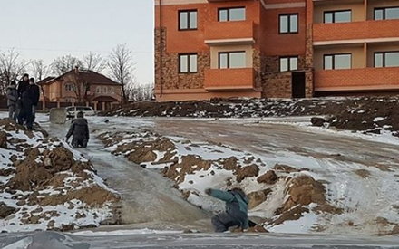 В Российском городе дети катаются с фекальной горки