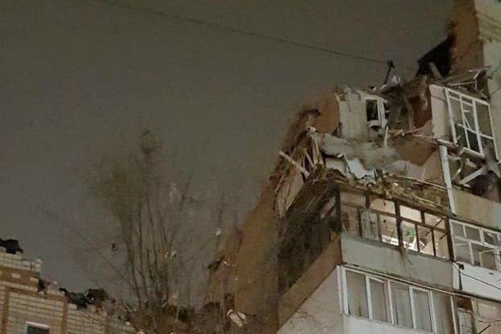 Взрыв газа произошел в жилом доме в Ростовской области, под завалами остаются люди