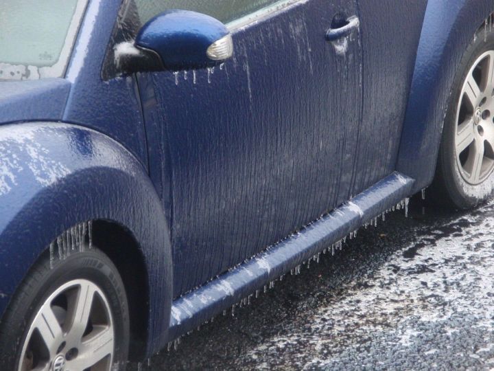Госавтоинспекторы Татарстана помогли замерзающему на трассе водителю сломанного авто