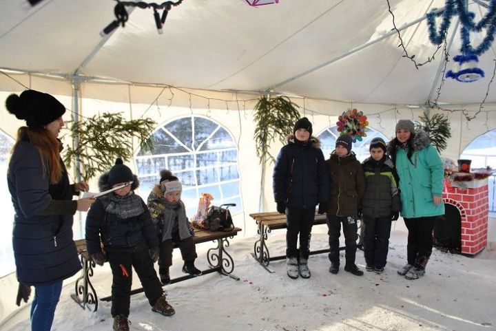 В шатре Резиденции Деда Мороза на площади РДК каждый день проводятся мероприятия с детьми
