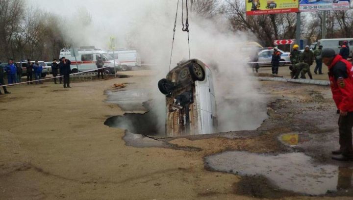 В Пензе машина провалилась в яму с кипятком, водитель и пассажир сварились заживо