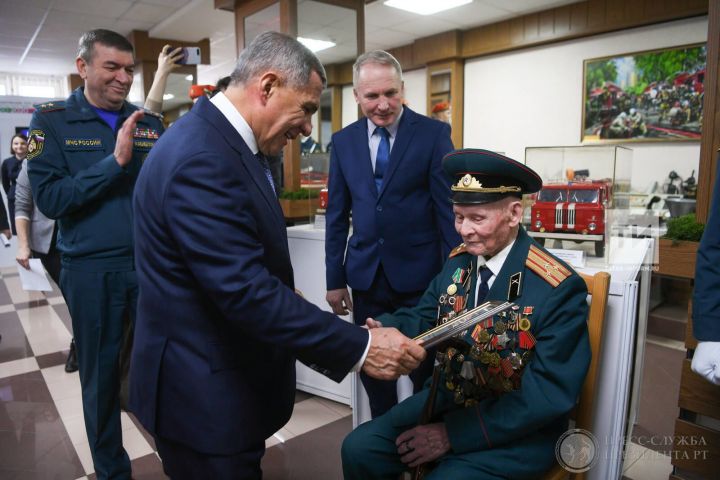 Рустам Минниханов вручил благодарность 100-летнему фронтовику и ветерану пожарной охраны