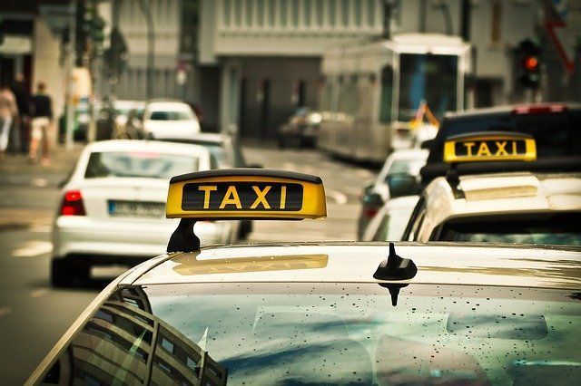 Российских чиновников в скором времени пересадят из служебных авто на такси