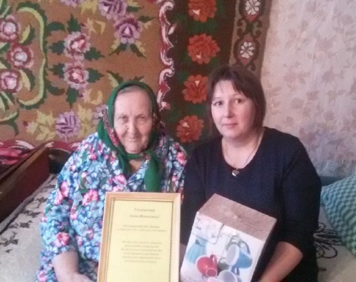 Сотрудники КЦСОН «Забота» поздравили с 85-летием  Анну Ерохину из Слободы Петропавловской