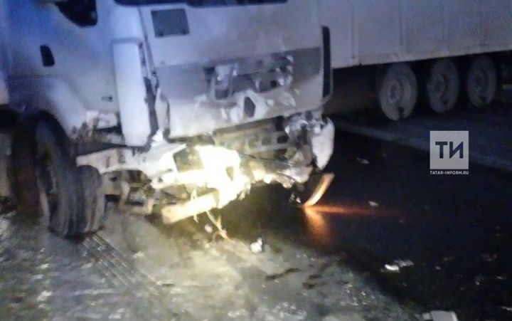 Водитель и два пассажира авто погибли в аварии с фурой в РТ