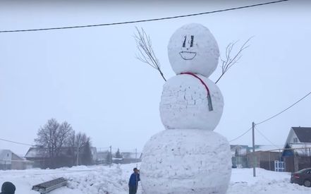 Парень из Татарстана слепил огромнейшего снеговика