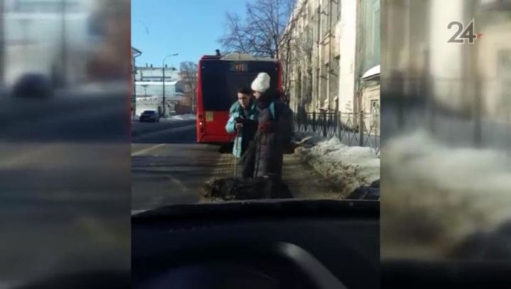 В Татарстане водитель автобуса высадил слепую девушку на проезжей части